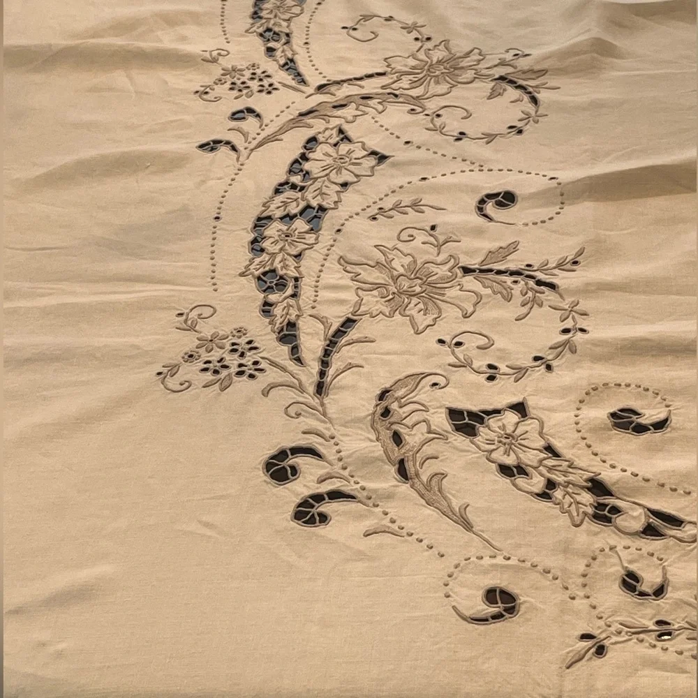Beige MADEIRA LINEN HAND EMBROIDERED FLORAL CUTWORK TABLECLOTH VINTAGE:115”x 63”